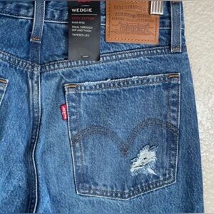Levi's wedgie women’s high rise tapered leg button fly Jeans nwt